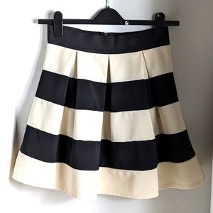 Ya Los Angeles black & ivory pleated skirt sz L